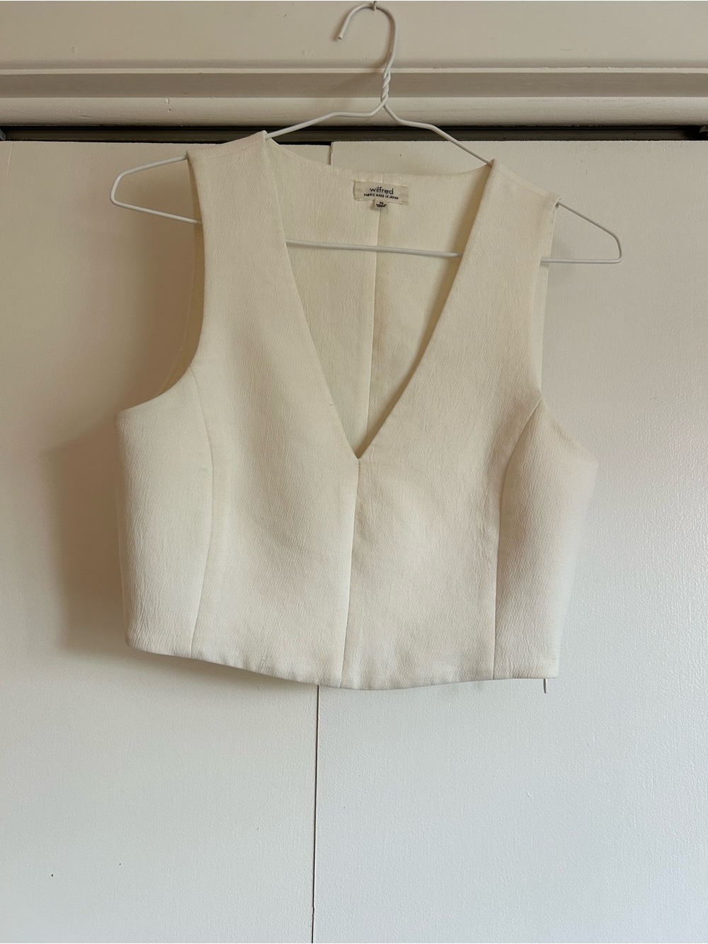 Wilfred Dauphine V-Neck Sleeveless Crop Top